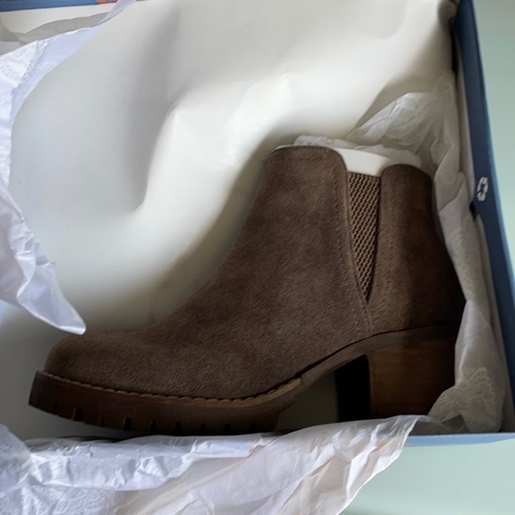 New - Picture 1 of 4